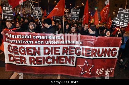 Traditioneller Wiener Opernball an der Wiener Staatsoper in Wien, 8. Februar 2018. Im Bild: Demonstration gegen den Opernball - 20180208 PD6866 - Rechteinfo: Rights Managed (RM) Stockfoto