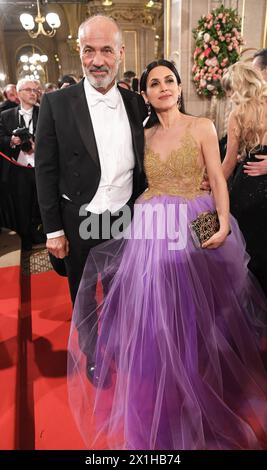 Traditioneller Wiener Opernball an der Wiener Staatsoper in Wien, 8. Februar 2018. Im Bild: Schauspieler Heiner Lauterbach und seine Frau Viktoria - 20180208 PD7280 - Rechteinfo: Rights Managed (RM) Stockfoto