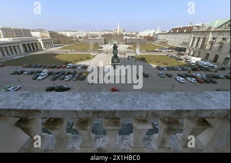 Der Balkon des Schlossflügels Neue Burg der Hofburg mit Blick auf den Heldenplatz. Auf diesem Balkon kündigte Hitler am 15. März 1938 die Annexion Österreichs an Nazi-Deutschland feierlich an. Bild am 19. Februar 2018. - 20180219 PD12804 - Rechteinfo: Rights Managed (RM) Stockfoto