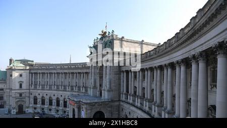 Der Balkon des Schlossflügels Neue Burg der Hofburg mit Blick auf den Heldenplatz. Auf diesem Balkon kündigte Hitler am 15. März 1938 die Annexion Österreichs an Nazi-Deutschland feierlich an. Bild am 19. Februar 2018. - 20180219 PD12801 - Rechteinfo: Rights Managed (RM) Stockfoto