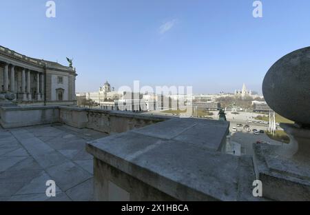 Der Balkon des Schlossflügels Neue Burg der Hofburg mit Blick auf den Heldenplatz. Auf diesem Balkon kündigte Hitler am 15. März 1938 die Annexion Österreichs an Nazi-Deutschland feierlich an. Bild am 19. Februar 2018. - 20180219 PD12807 - Rechteinfo: Rights Managed (RM) Stockfoto