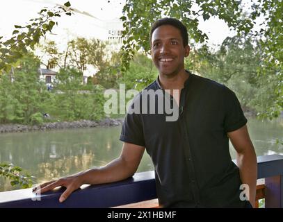 Sänger Cesar Sampson, der Österreich beim Eurovision Song Contest 2018 während der ESC-Abschiedsparty am 25. April 2018 in Wien vertritt. - 20180425 PD7927 - Rechteinfo: Rights Managed (RM) Stockfoto