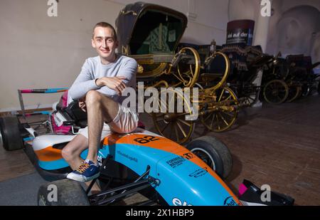 Rennfahrer Ferdinand Habsburg (Ferdinand Zvonimir Maria Balthus Keith Michael Otto Antal Bahnam Leonhard von Habsburg) im Interview auf Schloss Schönbrunn in Wien, Österreich, 7. Mai 2018. Er tritt derzeit an der FIA Formel-3-Europameisterschaft an. - 20180507 PD15326 - Rechteinfo: Rechte verwaltet (RM) Stockfoto