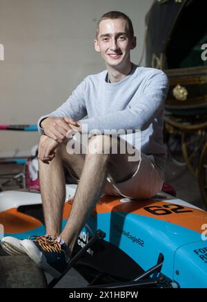 Rennfahrer Ferdinand Habsburg (Ferdinand Zvonimir Maria Balthus Keith Michael Otto Antal Bahnam Leonhard von Habsburg) im Interview auf Schloss Schönbrunn in Wien, Österreich, 7. Mai 2018. Er tritt derzeit an der FIA Formel-3-Europameisterschaft an. - 20180507 PD15339 - Rechteinfo: Rights Managed (RM) Stockfoto