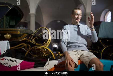 Rennfahrer Ferdinand Habsburg (Ferdinand Zvonimir Maria Balthus Keith Michael Otto Antal Bahnam Leonhard von Habsburg) im Interview auf Schloss Schönbrunn in Wien, Österreich, 7. Mai 2018. Er tritt derzeit an der FIA Formel-3-Europameisterschaft an. - 20180507 PD15343 - Rechteinfo: Rechte verwaltet (RM) Stockfoto