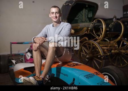 Rennfahrer Ferdinand Habsburg (Ferdinand Zvonimir Maria Balthus Keith Michael Otto Antal Bahnam Leonhard von Habsburg) im Interview auf Schloss Schönbrunn in Wien, Österreich, 7. Mai 2018. Er tritt derzeit an der FIA Formel-3-Europameisterschaft an. - 20180507 PD15337 - Rechteinfo: Rechte verwaltet (RM) Stockfoto