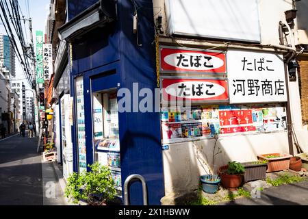 Tokio, Japan. April 2024. Ein Tabakgeschäft in Nishi-Shinjuku, das Zigarren, Zigaretten, Pfeifen, Dip, Kautabak verkauft. Zyn, Vapes und andere rauchlose Tabakprodukte.öffentliche Gesundheit, krebserregende, Rauchen, Tabakindustrie Ostasien. (Kreditbild: © Taidgh Barron/ZUMA Press Wire) NUR REDAKTIONELLE VERWENDUNG! Nicht für kommerzielle ZWECKE! Stockfoto