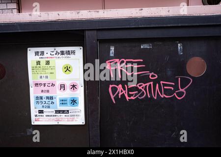Tokio, Japan. April 2024. Pro-Palästina-Graffiti auf Englisch geschrieben auf einer Müllsammelstelle in Nishi-Shinjuku. Israel-Hamas-Krieg, Gaza-Solidarität, Israel-Iran-Krieg. (Kreditbild: © Taidgh Barron/ZUMA Press Wire) NUR REDAKTIONELLE VERWENDUNG! Nicht für kommerzielle ZWECKE! Stockfoto