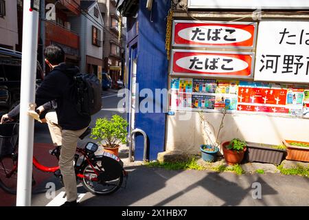 Tokio, Japan. April 2024. Ein Tabakgeschäft in Nishi-Shinjuku, das Zigarren, Zigaretten, Pfeifen, Dip, Kautabak verkauft. Zyn, Vapes und andere rauchlose Tabakprodukte.öffentliche Gesundheit, krebserregende, Rauchen, Tabakindustrie Ostasien. (Kreditbild: © Taidgh Barron/ZUMA Press Wire) NUR REDAKTIONELLE VERWENDUNG! Nicht für kommerzielle ZWECKE! Stockfoto