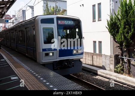 Tokio, Japan. April 2024. Der Expresszug der Seibu Shinjuku-Linie (è¥¿-¦Æ-°å®·š¿Æ) fährt am späten Abend in Richtung Bahnhof Seibu Shinjuku. Japans Schnellverkehr, U-Bahn, Schwerverkehrszüge, Eisenbahnindustrie, Transport und Logistik. (Kreditbild: © Taidgh Barron/ZUMA Press Wire) NUR REDAKTIONELLE VERWENDUNG! Nicht für kommerzielle ZWECKE! Stockfoto