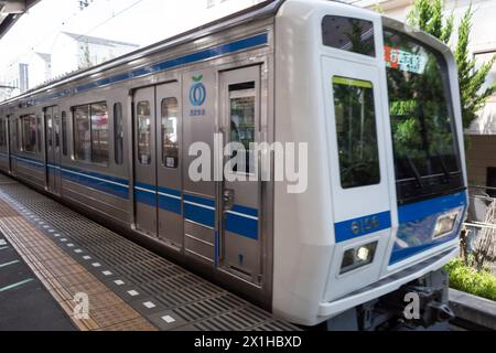 Tokio, Japan. April 2024. Der Expresszug der Seibu Shinjuku-Linie (è¥¿-¦Æ-°å®·š¿Æ) fährt am späten Abend in Richtung Bahnhof Seibu Shinjuku. Japans Schnellverkehr, U-Bahn, Schwerverkehrszüge, Eisenbahnindustrie, Transport und Logistik. (Kreditbild: © Taidgh Barron/ZUMA Press Wire) NUR REDAKTIONELLE VERWENDUNG! Nicht für kommerzielle ZWECKE! Stockfoto