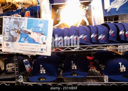 Tokio, Japan. April 2024. Los Angeles Dodgers Shoei Ohtani Merchandise zum Verkauf in einem Baseball-Fanwarenladen. Ohtani-Waren sind in Japan nach wie vor sehr gefragt, nachdem der zweimalige MLB MVP zu den Dodgers von The Angels kam. (Kreditbild: © Taidgh Barron/ZUMA Press Wire) NUR REDAKTIONELLE VERWENDUNG! Nicht für kommerzielle ZWECKE! Stockfoto