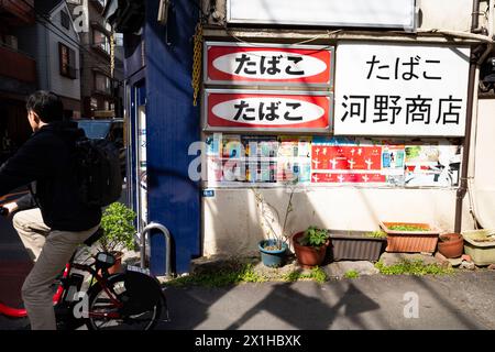 Tokio, Japan. April 2024. Ein Tabakgeschäft in Nishi-Shinjuku, das Zigarren, Zigaretten, Pfeifen, Dip, Kautabak verkauft. Zyn, Vapes und andere rauchlose Tabakprodukte.öffentliche Gesundheit, krebserregende, Rauchen, Tabakindustrie Ostasien. (Kreditbild: © Taidgh Barron/ZUMA Press Wire) NUR REDAKTIONELLE VERWENDUNG! Nicht für kommerzielle ZWECKE! Stockfoto