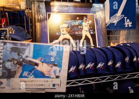 Tokio, Japan. April 2024. Los Angeles Dodgers Shoei Ohtani Merchandise zum Verkauf in einem Baseball-Fanwarenladen. Ohtani-Waren sind in Japan nach wie vor sehr gefragt, nachdem der zweimalige MLB MVP zu den Dodgers von The Angels kam. (Kreditbild: © Taidgh Barron/ZUMA Press Wire) NUR REDAKTIONELLE VERWENDUNG! Nicht für kommerzielle ZWECKE! Stockfoto