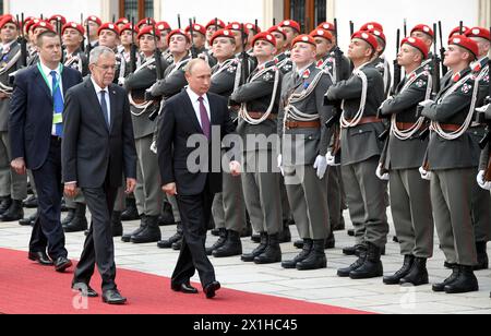 Der russische Präsident Wladimir Putin (R) wird am 05. Juni 2018 von Bundespräsident Alexander Van der Bellen (L) mit einer offiziellen Begrüßungszeremonie in Wien begrüßt. - 20180605 PD2462 - Rechteinfo: Rights Managed (RM) Stockfoto