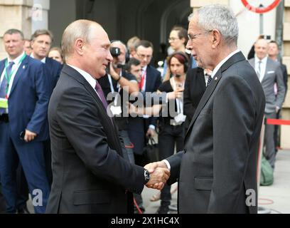 Der russische Präsident Wladimir Putin (L) wird am 05. Juni 2018 von Bundespräsident Alexander Van der Bellen (R) mit einer offiziellen Begrüßungszeremonie in Wien begrüßt. - 20180605 PD2353 - Rechteinfo: Rights Managed (RM) Stockfoto