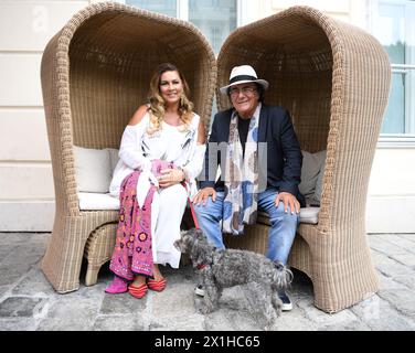 Al Bano und Romina Power, ein italienisches Popmusik-Duo, das 1975 von Albano Carrisi und Romina Power während eines Interviews und Fotoshootings zum Thema „La Notte Italiana“ in Wien, Österreich, am 7. Juni 2018 gegründet wurde. - 20180607 PD3653 - Rechteinfo: Rechte verwaltet (RM) Stockfoto