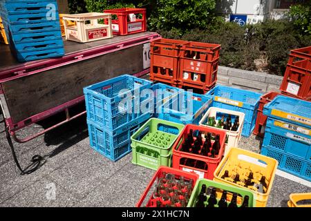 Tokio, Japan. April 2024. Kisten mit alkoholischen Getränkeflaschen in einem Flaschenaustausch in den Restaurants Nishi-Shinjuku. Lebensmittelindustrie (Kreditbild: © Taidgh Barron/ZUMA Press Wire) NUR REDAKTIONELLE VERWENDUNG! Nicht für kommerzielle ZWECKE! Stockfoto