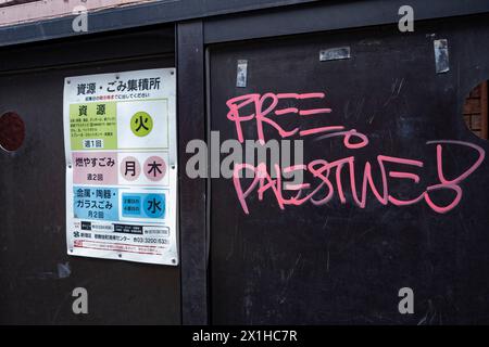 Tokio, Japan. April 2024. Pro-Palästina-Graffiti auf Englisch geschrieben auf einer Müllsammelstelle in Nishi-Shinjuku. Israel-Hamas-Krieg, Gaza-Solidarität, Israel-Iran-Krieg. (Kreditbild: © Taidgh Barron/ZUMA Press Wire) NUR REDAKTIONELLE VERWENDUNG! Nicht für kommerzielle ZWECKE! Stockfoto