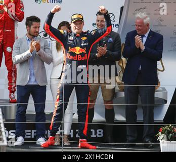 Der niederländische Red Bull-Pilot Max Verstappen feiert am 1. Juli 2018 den Sieg des Formel-1-Grand-Prix in Spielberg. - 20180701 PD3916 - Rechteinfo: Rechte verwaltet (RM) Stockfoto