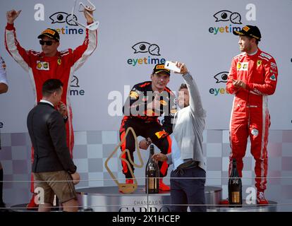 Der 2. Platz Kimi Räikkönen (FIN/Ferrari), Red Bull's niederländischer Fahrer Max Verstappen und der 3. Platz Sebastian Vettel (GER/Ferrari) feiert den Sieg des Formel-1-Grand Prix in Spielberg, Zentralösterreich, am 1. Juli 2018. - 20180701 PD3274 - Rechteinfo: Rights Managed (RM) Stockfoto