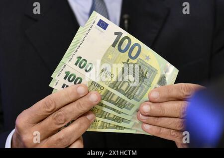Eine neue 100-Euro-Banknote ist am 17. September 2018 in Wien abgebildet. Die Europäische Zentralbank (EZB) stellte neue Versionen der 100- und 200-Euro-Banknoten vor und sagte, neue Sicherheitsmerkmale würden ihre Fälschung erschweren. - 20180917 PD2170 - Rechteinfo: Rights Managed (RM) Stockfoto