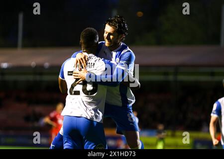 Emile Acquah von Barrow AFC feiert sein Tor während des Spiels der Sky Bet League 2 zwischen Crawley Town und Barrow im Broadfield Stadium, Crawley, am Dienstag, den 16. April 2024. (Foto: Tom West | MI News) Credit: MI News & Sport /Alamy Live News Stockfoto