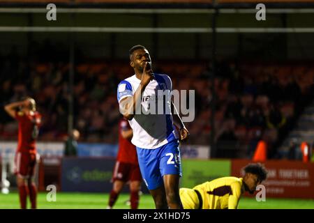 Emile Acquah von Barrow AFC feiert sein Tor während des Spiels der Sky Bet League 2 zwischen Crawley Town und Barrow im Broadfield Stadium, Crawley, am Dienstag, den 16. April 2024. (Foto: Tom West | MI News) Credit: MI News & Sport /Alamy Live News Stockfoto