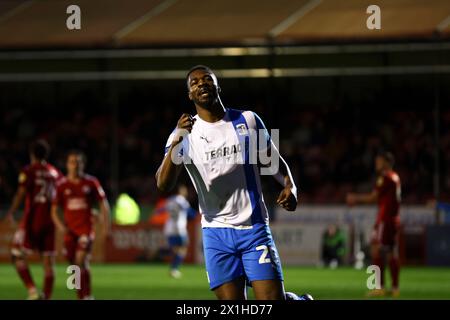 Emile Acquah von Barrow AFC feiert sein Tor während des Spiels der Sky Bet League 2 zwischen Crawley Town und Barrow im Broadfield Stadium, Crawley, am Dienstag, den 16. April 2024. (Foto: Tom West | MI News) Credit: MI News & Sport /Alamy Live News Stockfoto