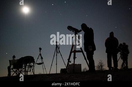 Die Menschen treffen sich, während sie auf das Erscheinen einer totalen Mondfinsternis über Wien am 21. Jänner 2019 warten. - 20190121 PD0807 - Rechteinfo: Rights Managed (RM) Stockfoto