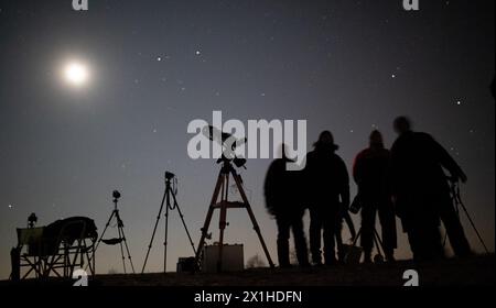 Die Menschen treffen sich, während sie auf das Erscheinen einer totalen Mondfinsternis über Wien am 21. Jänner 2019 warten. - 20190121 PD0810 - Rechteinfo: Rights Managed (RM) Stockfoto