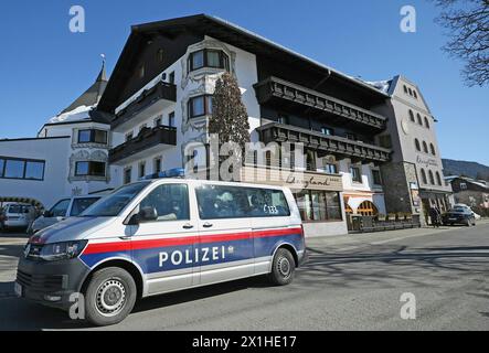 Vor dem Hotel Bergland, der Unterkunft der österreichischen Skispringer und Langläufer, steht am 27.02.2019 in Seefeld, Österreich, ein Polizeiwagen. Berichten zufolge fanden am Mittwochmorgen Polizeieinsätze gegen organisiertes Doping statt. - 20190227 PD3404 - Rechteinfo: Rechte verwaltet (RM) Stockfoto