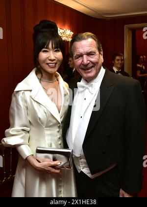 Traditioneller Wiener Opernball an der Wiener Staatsoper, Wien, 28. Februar 2019. Im Bild: Der ehemalige deutsche Bundeskanzler Gerhard Schröder (R) mit seiner Frau Soyeon Kim (L). - 20190228 PD9525 - Rechteinfo: Rights Managed (RM) Stockfoto