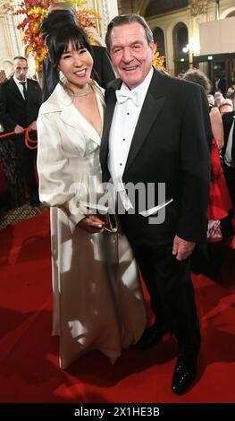Traditioneller Wiener Opernball an der Wiener Staatsoper, Wien, 28. Februar 2019. Im Bild: Der ehemalige Bundeskanzler Gerhard Schröder und seine Frau Soyeon Kim. - 20190228 PD8012 - Rechteinfo: Rights Managed (RM) Stockfoto