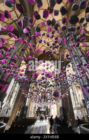 Die Installation „Sky of Stones“ und der Fastenschleier „Echo Curtain“ des Künstlers Peter Baldinger sind in der St. Stephansdom in Wien, Österreich, in der Fastenzeit bis zum 10. Juni 2019, aufgenommen am 5. März 2019. - 20190305 PD2211 - Rechteinfo: Rechte verwaltet (RM) Stockfoto