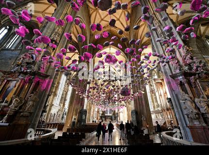 Die Installation „Sky of Stones“ und der Fastenschleier „Echo Curtain“ des Künstlers Peter Baldinger sind in der St. Stephansdom in Wien, Österreich, in der Fastenzeit bis zum 10. Juni 2019, aufgenommen am 5. März 2019. - 20190305 PD2228 - Rechteinfo: Rechte verwaltet (RM) Stockfoto