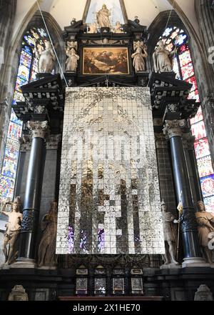 Die Installation „Sky of Stones“ und der Fastenschleier „Echo Curtain“ des Künstlers Peter Baldinger sind in der St. Stephansdom in Wien, Österreich, in der Fastenzeit bis zum 10. Juni 2019, aufgenommen am 5. März 2019. - 20190305 PD2226 - Rechteinfo: Rechte verwaltet (RM) Stockfoto
