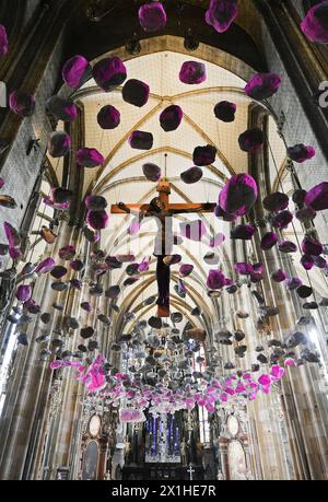 Die Installation „Sky of Stones“ und der Fastenschleier „Echo Curtain“ des Künstlers Peter Baldinger sind in der St. Stephansdom in Wien, Österreich, in der Fastenzeit bis zum 10. Juni 2019, aufgenommen am 5. März 2019. - 20190305 PD2346 - Rechteinfo: Rechte verwaltet (RM) Stockfoto