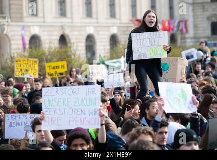 Jugendliche demonstrieren mit Bannern und Plakaten während der Bewegung „Fridays for Future“ am 15. März 2019 in Wien, Österreich, an einem globalen Tag der Studentenproteste, um die führenden Politiker der Welt in die Bekämpfung des Klimawandels zu bringen. Die weltweiten Proteste wurden von der schwedischen Teenager-Aktivistin Greta Thunberg inspiriert, die letztes Jahr vor dem parlament in Stockholm campte, um von den Staats- und Regierungschefs der Welt Maßnahmen gegen die globale Erwärmung zu fordern. - 20190315 PD3657 - Rechteinfo: Rechte verwaltet (RM) Stockfoto