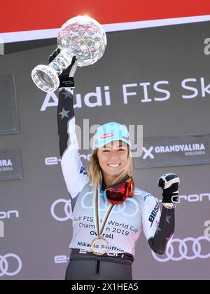 DIE US Mikaela Shiffrin feiert mit ihren Kristallkugel-Trophäen während der Podiumszeremonie nach der Teilnahme an der FIS Alpinweltmeisterschaft der Herren und der FIS Alpinweltmeisterschaft der Frauen am 17. März 2019 in Grandvalira Soldeu - El Tarter in Andorra. - 20190317 PD3637 - Rechteinfo: Rechte verwaltet (RM) Stockfoto