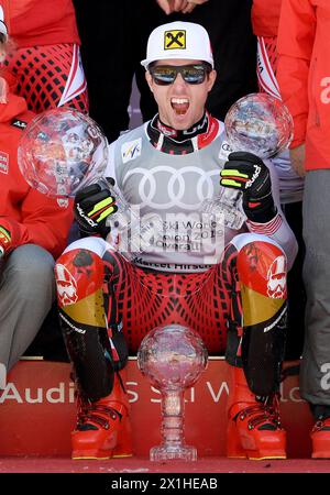 Marcel Hirscher, österreichischer Alpinski-Sieger der FIS Alpinski-Weltmeisterschaft der Herren und der FIS Alpinski-Weltmeisterschaft der Frauen am 17. März 2019 in Grandvalira Soldeu - El Tarter in Andorra mit ihren Kristallkugel-Trophäen. - 20190317 PD3924 - Rechteinfo: Rechte verwaltet (RM) Stockfoto