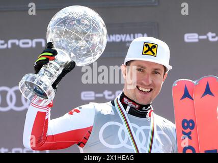 Marcel Hirscher, österreichischer Alpinski-Sieger der FIS Alpinski-Weltmeisterschaft der Herren und der FIS Alpinski-Weltmeisterschaft der Frauen am 17. März 2019 in Grandvalira Soldeu - El Tarter in Andorra mit ihren Kristallkugel-Trophäen. - 20190317 PD3800 - Rechteinfo: Rechte verwaltet (RM) Stockfoto