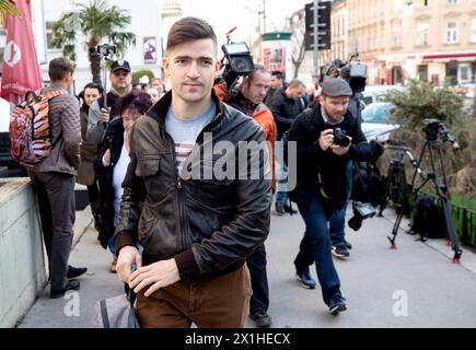 Der österreichische Lokalführer der rechtsextremen Gruppe Identitarian Movement (IBOe), Martin Sellner, spricht am 29. März 2019 in Wien mit der Presse. Eine Untersuchung einer rechtsextremen Gruppe, die mit dem mutmaßlichen Angreifer der neuseeländischen Moschee in Verbindung steht, hat die rechte Regierung Österreichs in den Mittelpunkt gestellt, die sich bemüht hat, sich schnell von der Gruppe zu distanzieren. Martin Sellner, dessen Wohnung am 25. März 2019 überfallen wurde, bestritt, dass er irgendeinen Kontakt mit dem neuseeländischen Angreifer gehabt habe, und gab ihm stattdessen die Schuld, dass er versucht habe, die Gruppe durch die Spende einzubeziehen. - 20190329 PD4936 - Rechteinfo: Rechts Stockfoto