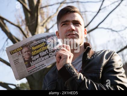 Der österreichische Lokalführer der rechtsextremen Gruppe Identitarian Movement (IBOe), Martin Sellner, spricht am 29. März 2019 in Wien mit der Presse. Eine Untersuchung einer rechtsextremen Gruppe, die mit dem mutmaßlichen Angreifer der neuseeländischen Moschee in Verbindung steht, hat die rechte Regierung Österreichs in den Mittelpunkt gestellt, die sich bemüht hat, sich schnell von der Gruppe zu distanzieren. Martin Sellner, dessen Wohnung am 25. März 2019 überfallen wurde, bestritt, dass er irgendeinen Kontakt mit dem neuseeländischen Angreifer gehabt habe, und gab ihm stattdessen die Schuld, dass er versucht habe, die Gruppe durch die Spende einzubeziehen. - 20190329 PD4816 - Rechteinfo: Rechts Stockfoto