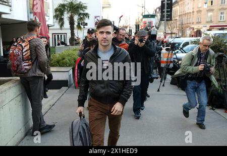 Der österreichische Lokalführer der rechtsextremen Gruppe Identitarian Movement (IBOe), Martin Sellner, spricht am 29. März 2019 in Wien mit der Presse. Eine Untersuchung einer rechtsextremen Gruppe, die mit dem mutmaßlichen Angreifer der neuseeländischen Moschee in Verbindung steht, hat die rechte Regierung Österreichs in den Mittelpunkt gestellt, die sich bemüht hat, sich schnell von der Gruppe zu distanzieren. Martin Sellner, dessen Wohnung am 25. März 2019 überfallen wurde, bestritt, dass er irgendeinen Kontakt mit dem neuseeländischen Angreifer gehabt habe, und gab ihm stattdessen die Schuld, dass er versucht habe, die Gruppe durch die Spende einzubeziehen. - 20190329 PD4272 - Rechteinfo: Rechts Stockfoto