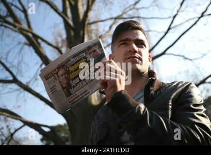 Der österreichische Lokalführer der rechtsextremen Gruppe Identitarian Movement (IBOe), Martin Sellner, spricht am 29. März 2019 in Wien mit der Presse. Eine Untersuchung einer rechtsextremen Gruppe, die mit dem mutmaßlichen Angreifer der neuseeländischen Moschee in Verbindung steht, hat die rechte Regierung Österreichs in den Mittelpunkt gestellt, die sich bemüht hat, sich schnell von der Gruppe zu distanzieren. Martin Sellner, dessen Wohnung am 25. März 2019 überfallen wurde, bestritt, dass er irgendeinen Kontakt mit dem neuseeländischen Angreifer gehabt habe, und gab ihm stattdessen die Schuld, dass er versucht habe, die Gruppe durch die Spende einzubeziehen. - 20190329 PD4262 - Rechteinfo: Rechts Stockfoto