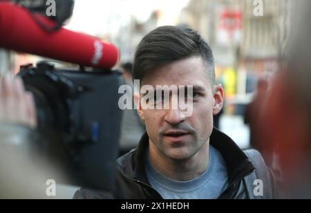 Der österreichische Lokalführer der rechtsextremen Gruppe Identitarian Movement (IBOe), Martin Sellner, spricht am 29. März 2019 in Wien mit der Presse. Eine Untersuchung einer rechtsextremen Gruppe, die mit dem mutmaßlichen Angreifer der neuseeländischen Moschee in Verbindung steht, hat die rechte Regierung Österreichs in den Mittelpunkt gestellt, die sich bemüht hat, sich schnell von der Gruppe zu distanzieren. Martin Sellner, dessen Wohnung am 25. März 2019 überfallen wurde, bestritt, dass er irgendeinen Kontakt mit dem neuseeländischen Angreifer gehabt habe, und gab ihm stattdessen die Schuld, dass er versucht habe, die Gruppe durch die Spende einzubeziehen. - 20190329 PD4340 - Rechteinfo: Rechts Stockfoto