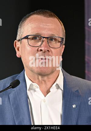 Robert Machtlinger, CEO der FACC AG, spricht mit Journalisten während einer Pressevorschau des österreichisch-chinesischen Flugstrukturherstellers FACC AG über „Urban Air Mobility“ für den Ehang 216, ein zweisitziges autonomes Passagierflugzeug-Drohnen-Taxi, im Fußballstadion Generali Arena in Wien, Österreich, 4. April 2019. Das weltweit erste persönliche AAV-Drohnenfahrerhaus kann zwei Personen mit einem Gewicht von bis zu 260 Kilogramm aufnehmen und kann bei einer maximalen Flugstrecke von 35 Kilometern und einer Flugdauer von mindestens 30 Minuten bis zu 130 Kilometer pro Stunde erreichen. - 20190404 PD2140 - Rechteinfo: RI Stockfoto