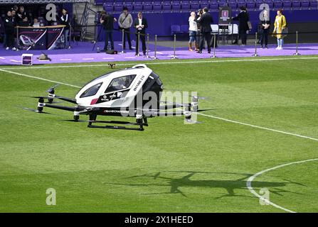 Ein Ehang 216, ein autonomes zweisitziges Passagierflugzeug-Drohnen-Taxi des chinesischen Drohnenherstellers Beijing Yi-Hang Creation Science & Technology Co. (Ehang), fliegt während eines Testflugs bei einer Pressevorschau des österreichisch-chinesischen Flugzeugbauherstellers FACC AG über „Urban Air Mobility“ im Fußballstadion der Generali Arena in Wien, Österreich, 04. April 2019. Das weltweit erste persönliche AAV-Drohnenfahrerhaus kann zwei Personen mit einem Gewicht von bis zu 260 Kilogramm aufnehmen und kann bei einer maximalen Flugstrecke von 35 Kilometern und einem Mindestflug von 30 Minuten bis zu 130 Kilometer pro Stunde erreichen Stockfoto