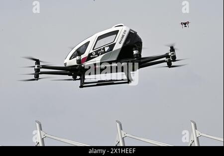 Ein Ehang 216, ein autonomes zweisitziges Passagierflugzeug-Drohnen-Taxi des chinesischen Drohnenherstellers Beijing Yi-Hang Creation Science & Technology Co. (Ehang), fliegt während eines Testflugs bei einer Pressevorschau des österreichisch-chinesischen Flugzeugbauherstellers FACC AG über „Urban Air Mobility“ im Fußballstadion der Generali Arena in Wien, Österreich, 04. April 2019. Das weltweit erste persönliche AAV-Drohnenfahrerhaus kann zwei Personen mit einem Gewicht von bis zu 260 Kilogramm aufnehmen und kann bei einer maximalen Flugstrecke von 35 Kilometern und einem Mindestflug von 30 Minuten bis zu 130 Kilometer pro Stunde erreichen Stockfoto